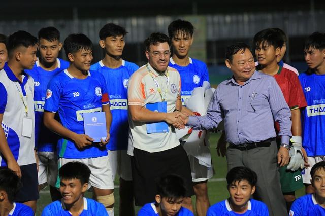 Quà sinh nhật đặc biệt của HLV Bồ Đào Nha tại TNSV THACO cup 2026- Ảnh 1.