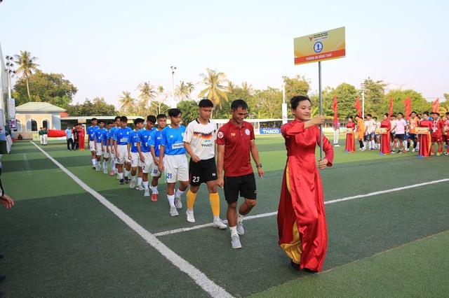 Hàng ngàn người ‘tiếp lửa’ lễ khai mạc vòng loại Tây Nam bộ TNSV THACO cup 2026- Ảnh 10.
