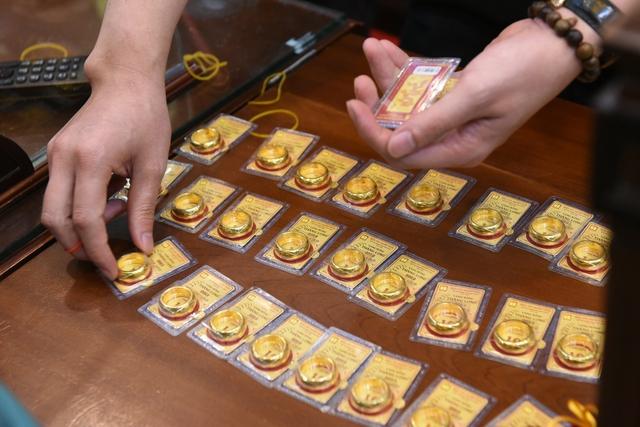 Giá vàng hôm nay 18.1.2026: Rơi khỏi đỉnh, người mua vào trước đó lãi bao nhiêu?- Ảnh 1.