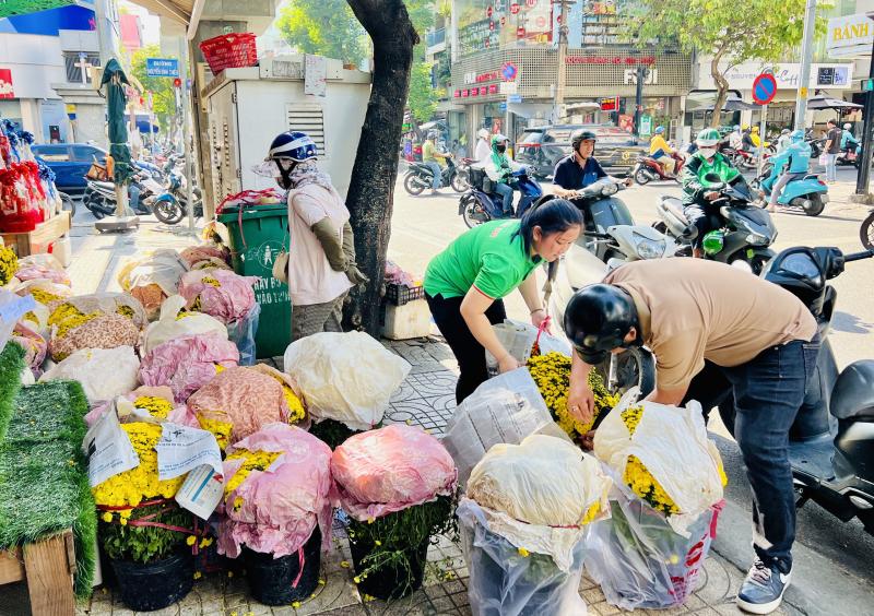 Giải cứu hoa tết ở TP.HCM giúp nông dân miền Tây: Câu chuyện bất ngờ - Ảnh 1.