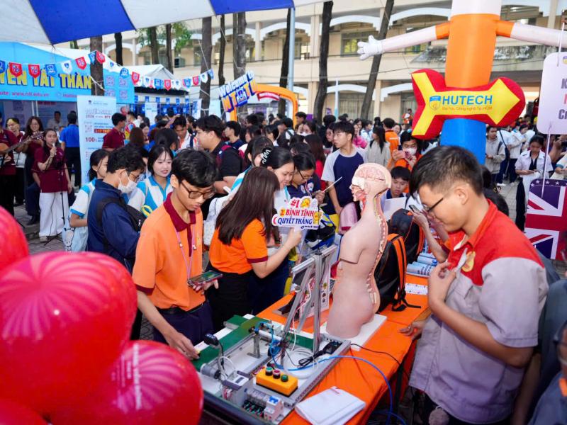 Hơn 15.000 học sinh trong sự kiện chọn trường, chọn ngành 28 năm tuổi - Ảnh 17.