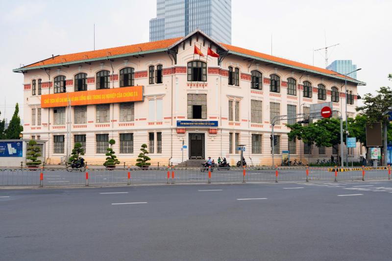 Tòa nhà cổ 111 năm tuổi gần chợ Bến Thành ở TP.HCM có gì đặc biệt?- Ảnh 2.