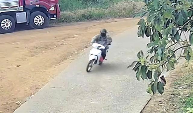 Truy bắt nghi phạm cướp tiệm vàng tại chợ Nhân Cơ - Ảnh 2.