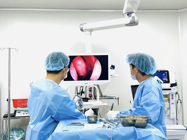 Giải phóng đường thở cho người đàn ông nghẹt mũi 5 năm, lệ thuộc thuốc co mạch- Ảnh 3.