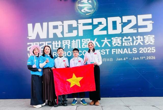 Học sinh Trường THCS Nguyễn Du đoạt Huy chương Vàng tại World Robot Contest 2025 - Ảnh 1.