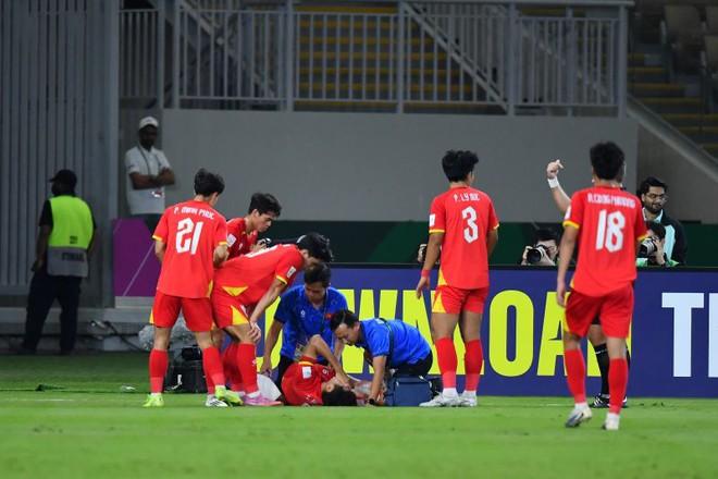 Hiểu Minh chấn thương nặng, Lý Đức thẻ đỏ: Hàng thủ U.23 Việt Nam vụn vỡ, thua đậm U.23 Trung Quốc- Ảnh 4.