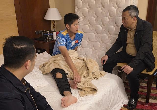 Chủ tịch VFF Trần Quốc Tuấn thăm Hiểu Minh, khẳng định sẽ tạo điều kiện phục hồi tốt nhất- Ảnh 2.