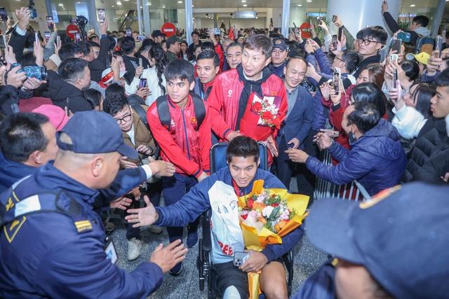 Báo Hàn Quốc: 'Khoảnh khắc HLV Kim sang-sik đẩy xe lăn cho Hiểu Minh lay động hàng triệu con tim'- Ảnh 1.
