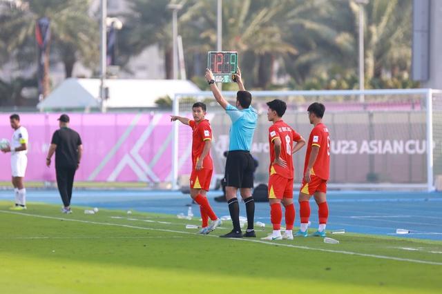 U.23 Việt Nam 'đánh nhanh thắng nhanh' Jordan, đứng đầu bảng A: Trận đấu của VAR, Đình Bắc và Hiểu Minh - Ảnh 6.