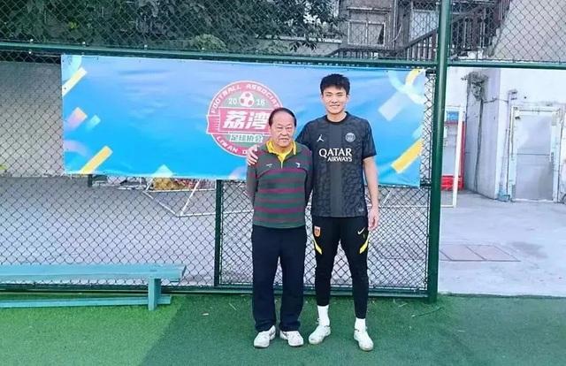Thú vị hình ảnh Li Hao thời ‘xa lắc’, thầy cũ hé lộ nhiều chuyện về thủ môn U.23 Trung Quốc
- Ảnh 2.