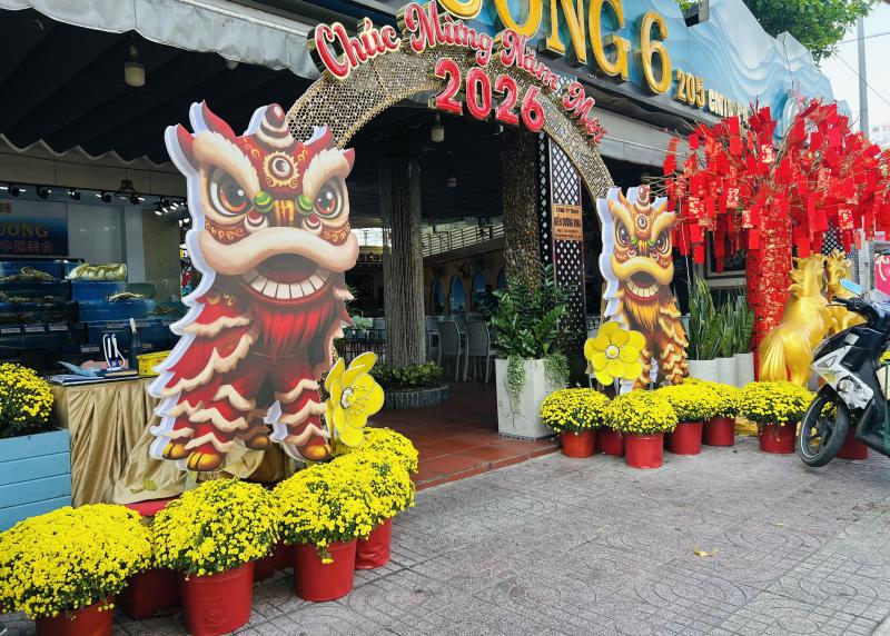 Hoa tết nở rực rỡ ở TP.HCM , người dân ủng hộ nông dân miền Tây - Ảnh 4.
