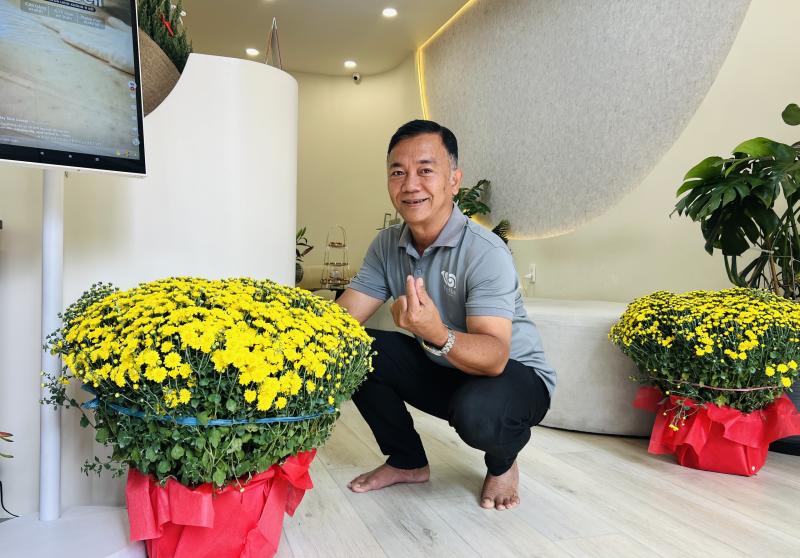 Hoa tết nở rực rỡ ở TP.HCM , người dân ủng hộ nông dân miền Tây - Ảnh 1.