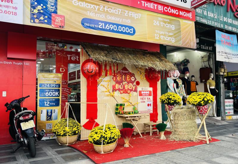 Hoa tết nở rực rỡ ở TP.HCM , người dân ủng hộ nông dân miền Tây - Ảnh 8.