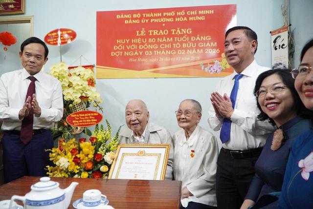 Thành ủy TP.HCM trao Huy hiệu Đảng đến nguyên trợ lý 2 Tổng Bí thư- Ảnh 1.