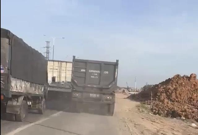 CSGT TP.HCM phạt tài xế xe ben lấn làn xe máy trên tuyến Mỹ Phước - Tân Vạn- Ảnh 2.