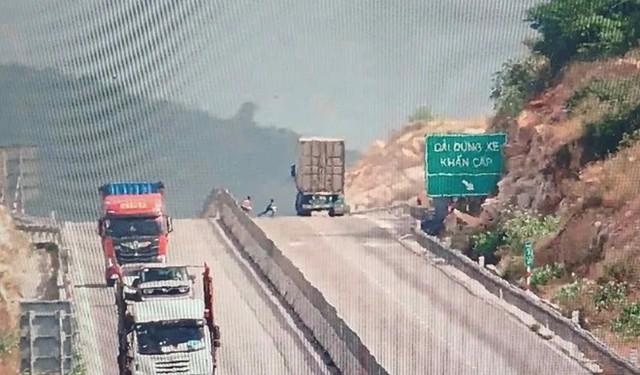 Thót tim 3 thiếu niên chơi đùa giữa làn đường cao tốc Cam Lâm - Vĩnh Hảo - Ảnh 1.