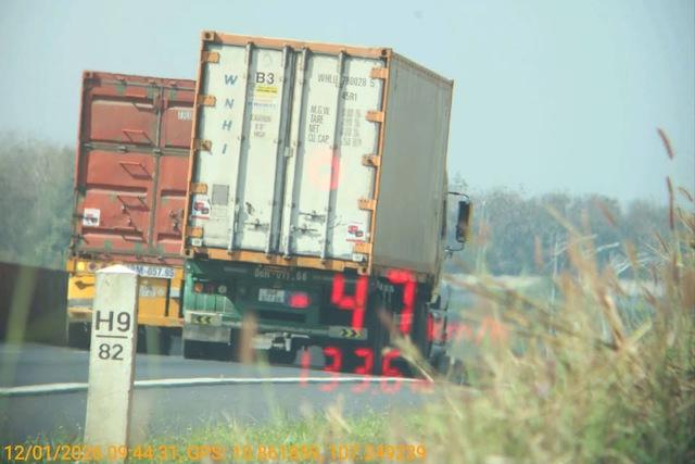 CSGT phạt nhiều xe chạy chậm trên cao tốc Phan Thiết - Dầu Giây - Ảnh 1.