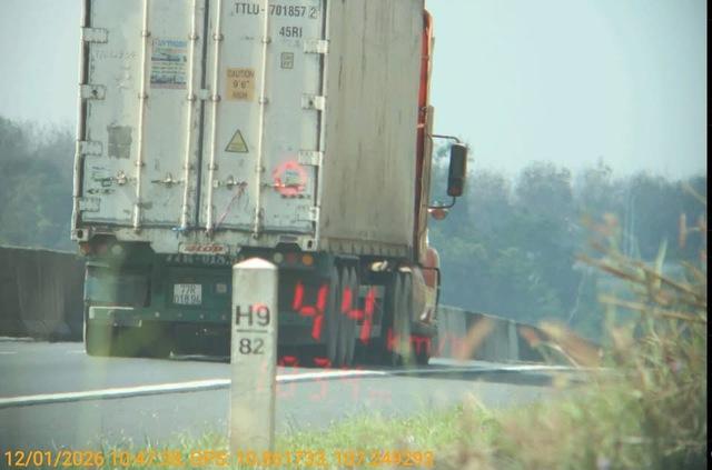 CSGT phạt nhiều xe chạy chậm trên cao tốc Phan Thiết - Dầu Giây - Ảnh 4.