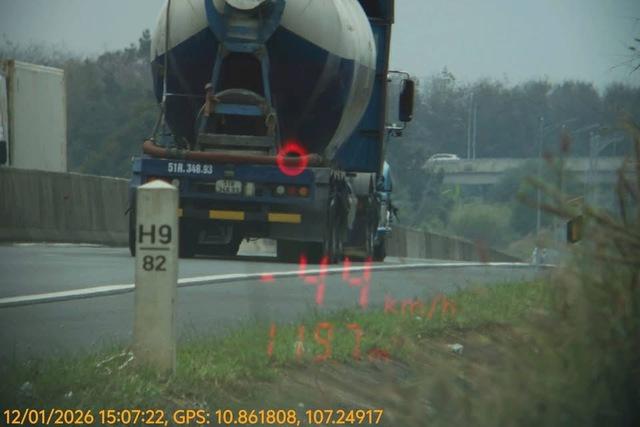 CSGT phạt nhiều xe chạy chậm trên cao tốc Phan Thiết - Dầu Giây - Ảnh 3.