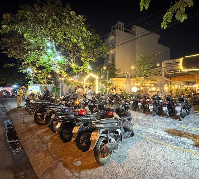 CSGT An Sương lập biên bản các trường hợp đỗ xe máy trên vỉa hè trái phép - Ảnh 1.