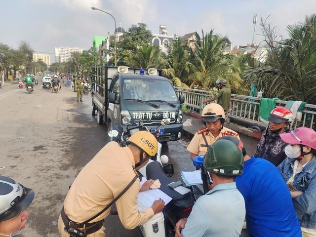 TP.HCM xử lý lấn chiếm vỉa hè: CSGT lập nhiều biên bản quanh các chợ - Ảnh 1.