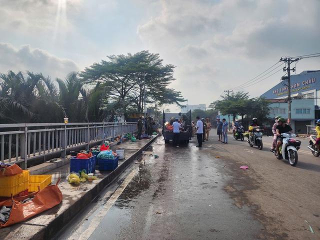 TP.HCM xử lý lấn chiếm vỉa hè: CSGT lập nhiều biên bản quanh các chợ - Ảnh 4.