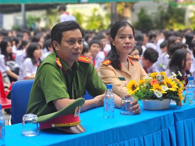 Công an phường Xuân Hòa ký kết xây dựng Trường THCS Colette an ninh trật tự- Ảnh 2.