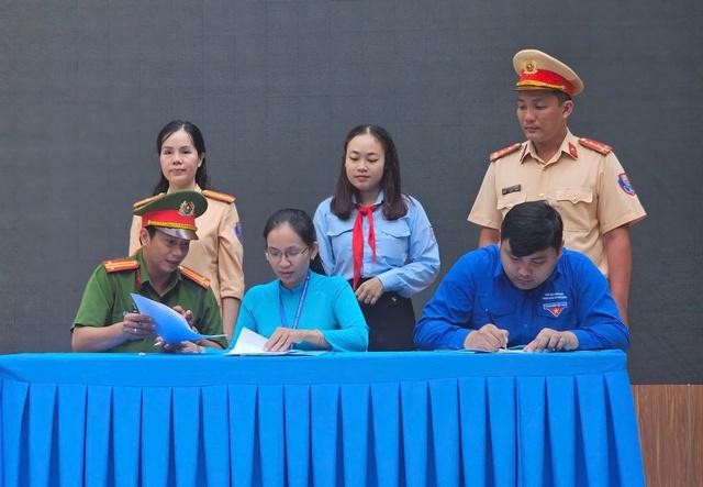 Công an phường Xuân Hòa ký kết xây dựng Trường THCS Colette an ninh trật tự- Ảnh 3.