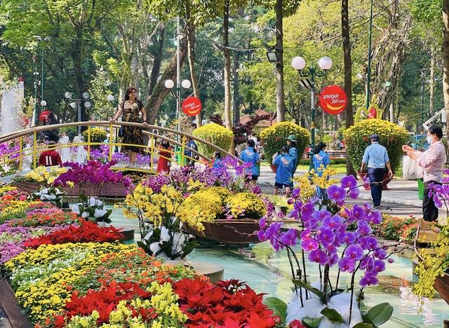 Hội hoa xuân, chợ hoa Tết Bính Ngọ ở TP.HCM có gì đặc biệt?- Ảnh 1.