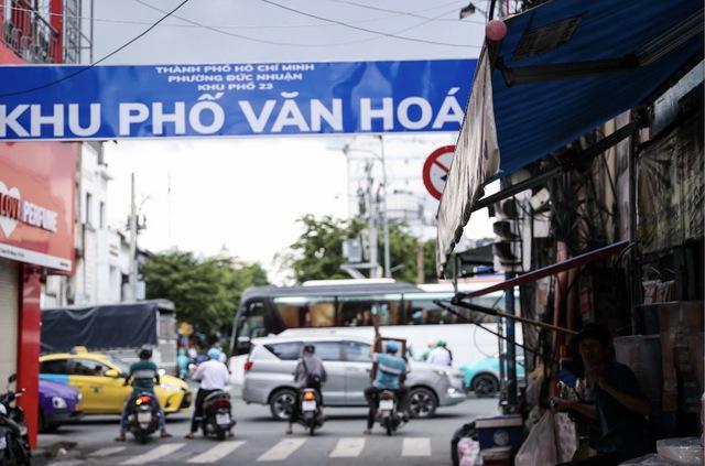 Trưởng phòng CSGT TP.HCM: Xử lý lấn chiếm vỉa hè đến đâu, gắn camera đến đó - Ảnh 3.