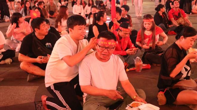 Nhiều người ngồi chờ 4-5 giờ đồng hồ vì U.23 Việt Nam - Ảnh 4.
