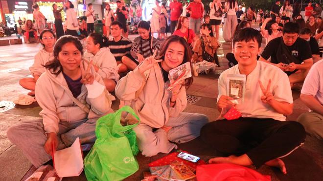 Nhiều người ngồi chờ 4-5 giờ đồng hồ vì U.23 Việt Nam - Ảnh 2.