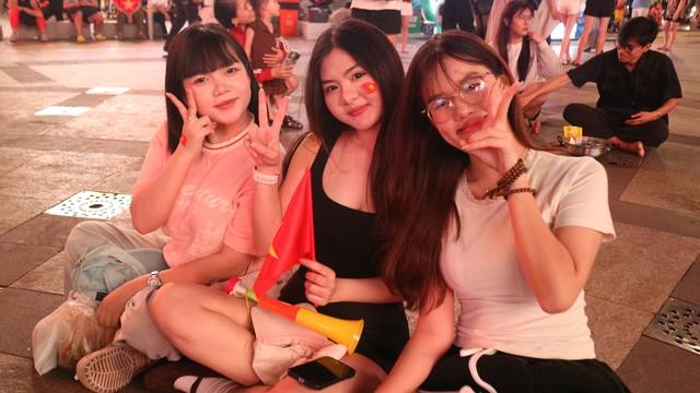 Nhiều người ngồi chờ 4-5 giờ đồng hồ vì U.23 Việt Nam - Ảnh 9.