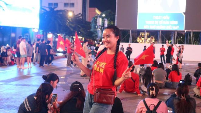 Nhiều người ngồi chờ 4-5 giờ đồng hồ vì U.23 Việt Nam - Ảnh 3.