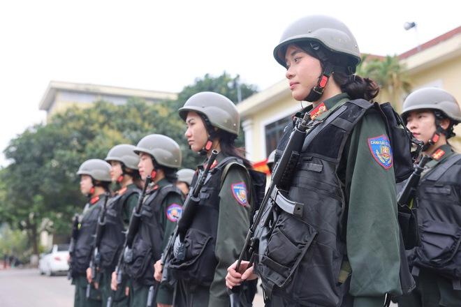 Những bóng hồng lặng lẽ tạo ‘lá chắn thép’ bảo vệ Đại hội Đảng- Ảnh 2.