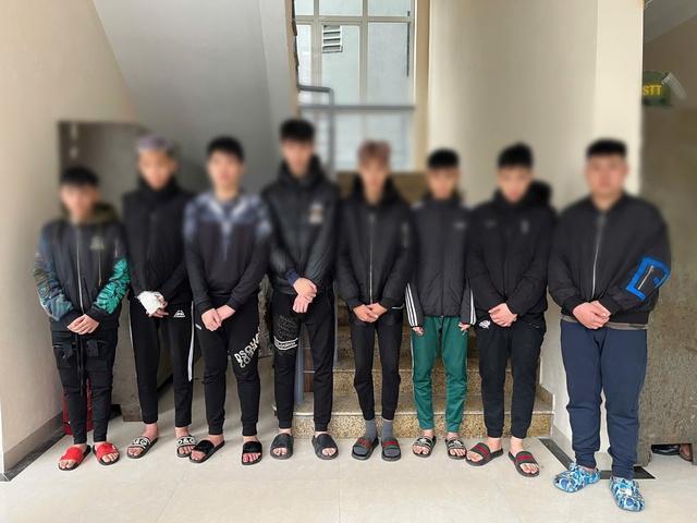 Công an Hà Nội tạm giữ nhóm thanh niên sàm sỡ phụ nữ trong lúc đi ‘bão’- Ảnh 1.
