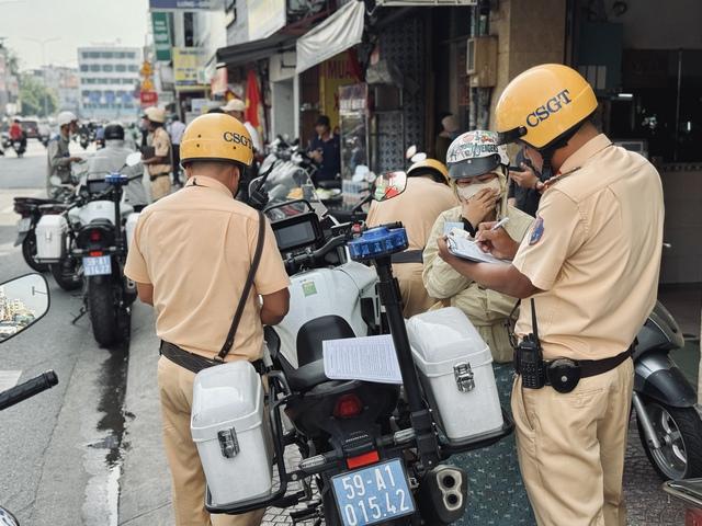 Những lỗi vi phạm bị CSGT tịch thu xe máy người dân cần biết - Ảnh 1.
