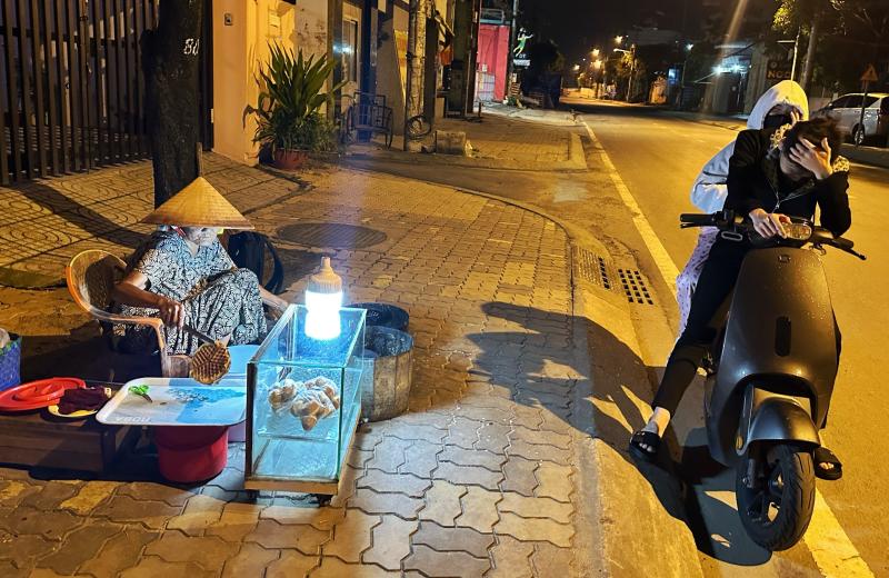 TP.HCM có quán ăn kỳ lạ: Cụ bà bán bánh kẹp lúc 0 giờ... 'xuyên đêm'  - Ảnh 2.