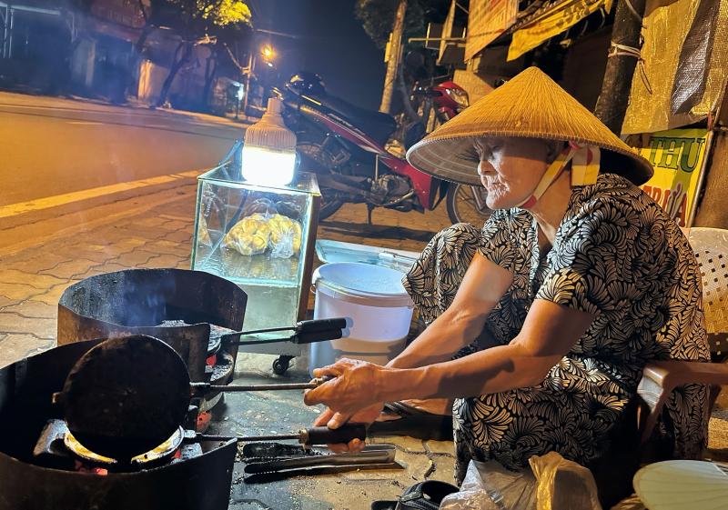 TP.HCM có quán ăn kỳ lạ: Cụ bà bán bánh kẹp lúc 0 giờ... 'xuyên đêm'  - Ảnh 1.