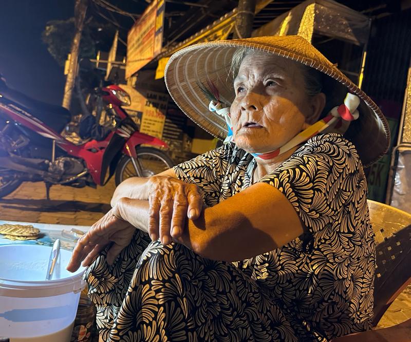 TP.HCM có quán ăn kỳ lạ: Cụ bà bán bánh kẹp lúc 0 giờ... 'xuyên đêm'  - Ảnh 3.