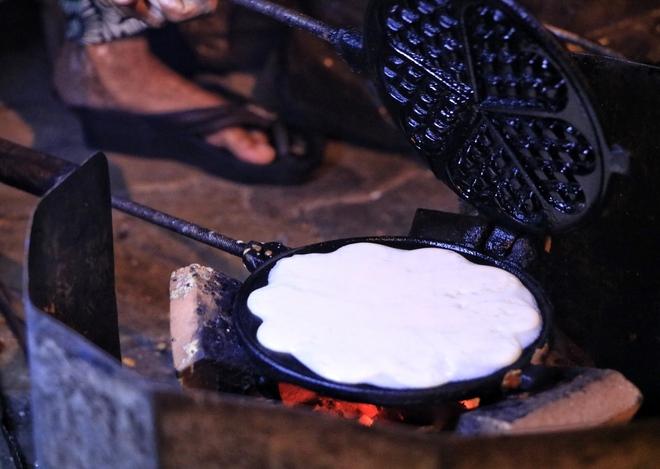 TP.HCM có quán ăn kỳ lạ: Cụ bà bán bánh kẹp lúc 0 giờ... 'xuyên đêm'  - Ảnh 5.