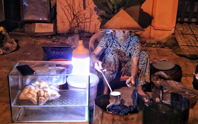 TP.HCM có quán ăn kỳ lạ: Cụ bà bán bánh kẹp lúc 0 giờ... 'xuyên đêm'  - Ảnh 9.
