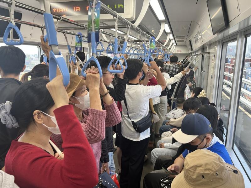 Đầu năm chọn metro, xe buýt du xuân: Bất ngờ với điều này…- Ảnh 1.