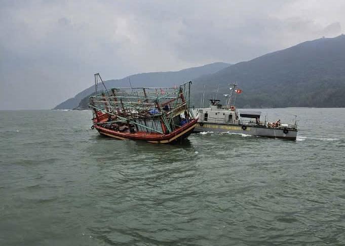 Tàu cá Quảng Trị bị thủng thân ở vịnh Đà Nẵng, biên phòng vượt sóng ứng cứu- Ảnh 1.