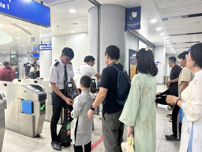 Đầu năm chọn metro, xe buýt du xuân: Bất ngờ với điều này…- Ảnh 3.