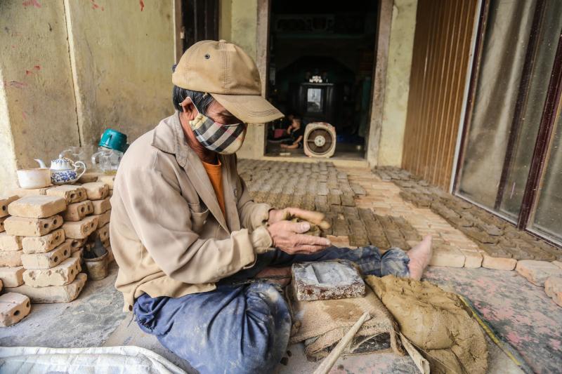 Nặn tượng ông Táo: Nghề truyền thống còn lại giữa nhịp sống hiện đại tại Địa Linh - Ảnh 1.