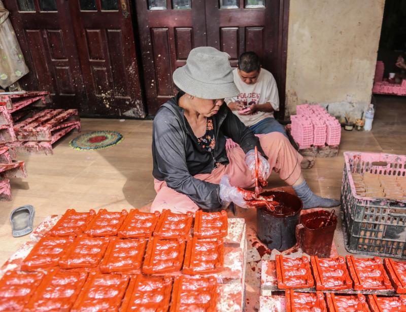 Nặn tượng ông Táo: Nghề truyền thống còn lại giữa nhịp sống hiện đại tại Địa Linh - Ảnh 8.