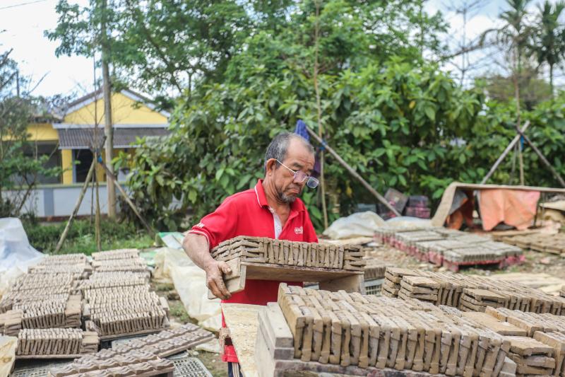 Nặn tượng ông Táo: Nghề truyền thống còn lại giữa nhịp sống hiện đại tại Địa Linh - Ảnh 4.