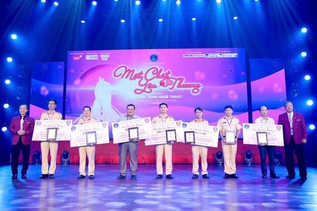 Đêm nhạc gây quỹ hỗ trợ 500 nạn nhân tai nạn giao thông khó khăn - Ảnh 2.