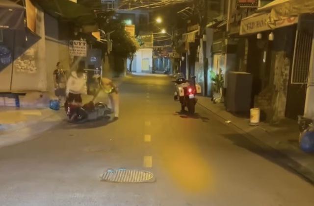 CSGT TP.HCM xác minh clip 2 người đàn ông chống đối lực lượng làm nhiệm vụ- Ảnh 3.